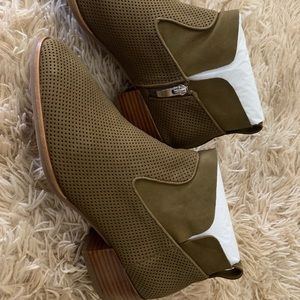 NWT Via Spiga Booties